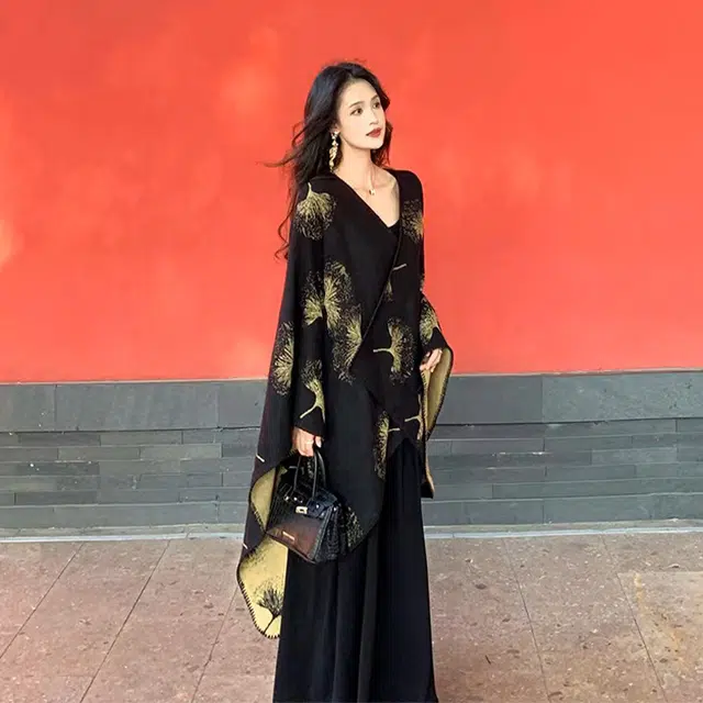 【氛围感穿搭】 俞兆林 银杏叶轻奢高级感旅游外搭秋冬季露营旅行出片必备围巾 聚酯纤维 披肩 女款