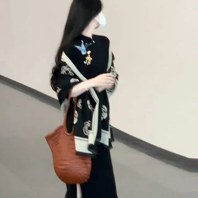 俞兆林 法式小香风山茶花秋冬高级感百搭双面披肩  绒线围巾  男女同款情侣款