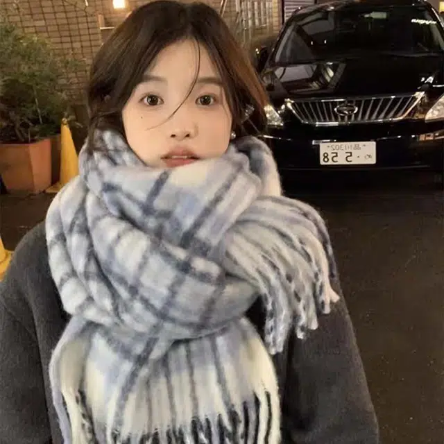 俞兆林 超显白蓝白格纹流苏保暖百搭加厚长款 礼盒装 聚酯纤维 绒线围巾 男女同款情侣款