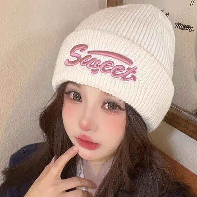 俞兆林 韩版刺绣字母保暖显脸小针织 腈纶 绒线帽 女款