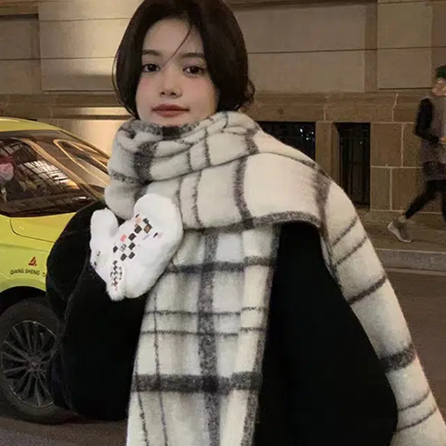 俞兆林 韩版秋冬保暖防寒加厚格纹拼接百搭 绒线围巾  女款