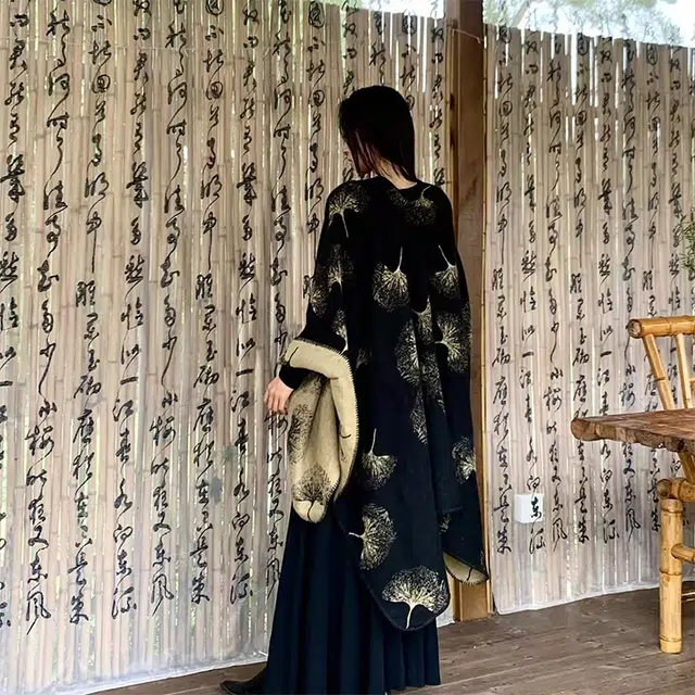 【氛围感穿搭】 俞兆林 银杏叶轻奢高级感旅游外搭秋冬季露营旅行出片必备围巾 聚酯纤维 披肩 女款