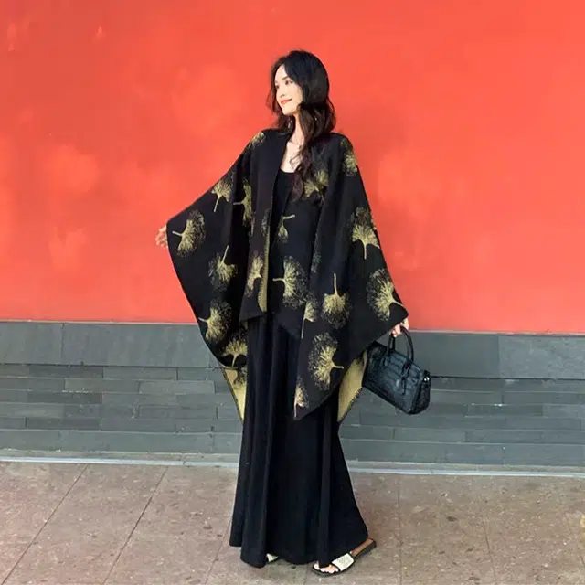 【氛围感穿搭】 俞兆林 银杏叶轻奢高级感旅游外搭秋冬季露营旅行出片必备围巾 聚酯纤维 披肩 女款