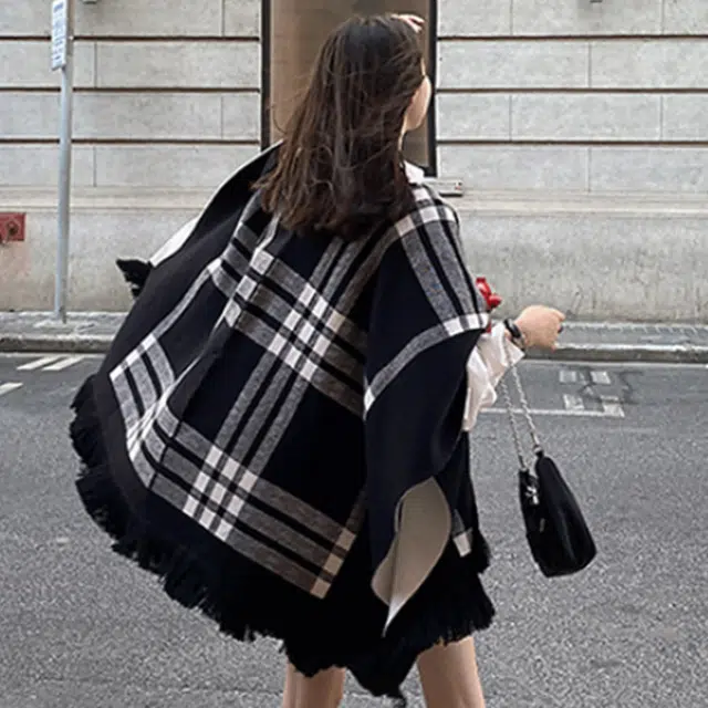 俞兆林  韩版慵懒黑白格纹百搭皮带扣开叉大 披肩  女款