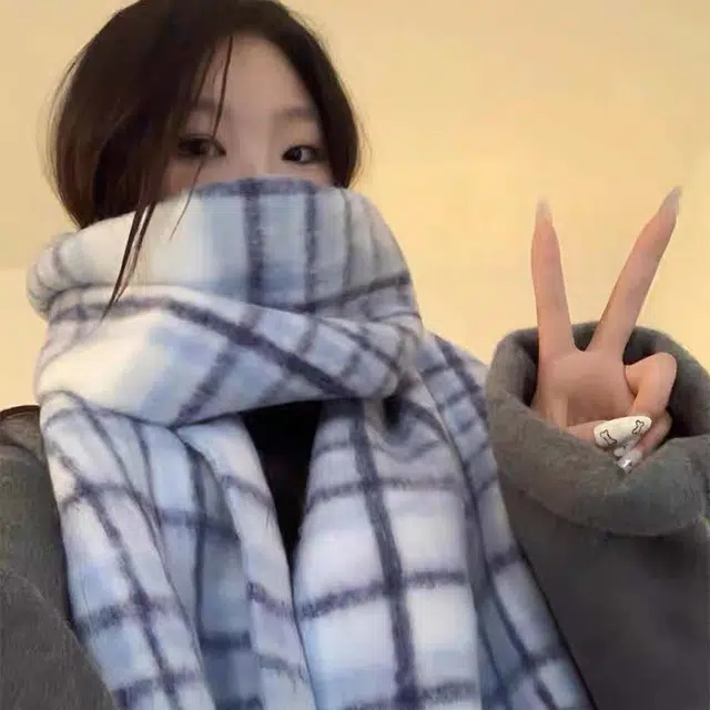 俞兆林 超显白蓝白格纹流苏保暖百搭加厚长款 礼盒装 聚酯纤维 绒线围巾 男女同款情侣款