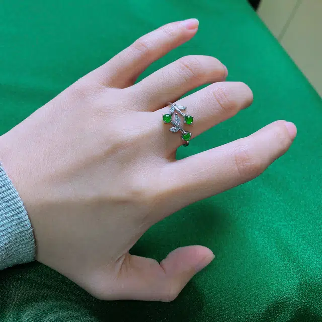 925
