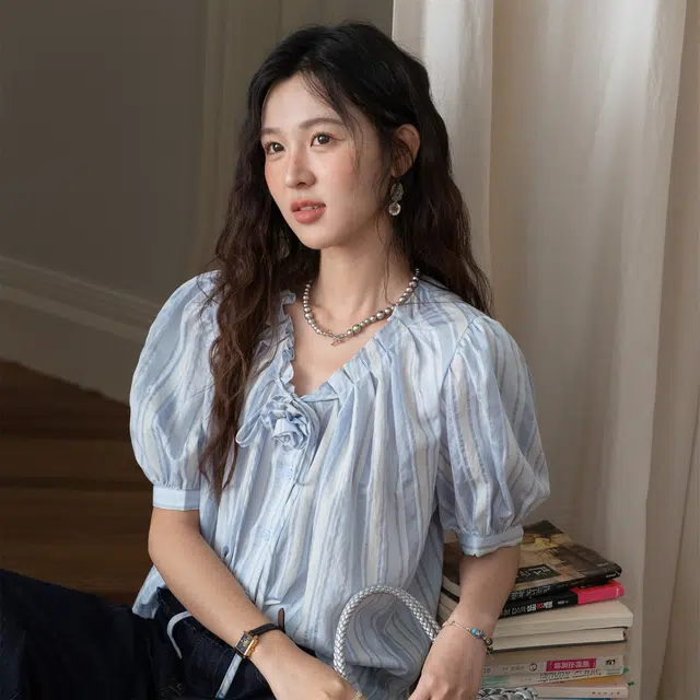 谜秀 蓝色条纹立体玫瑰泡泡袖短袖花边领法式衬衫 女款