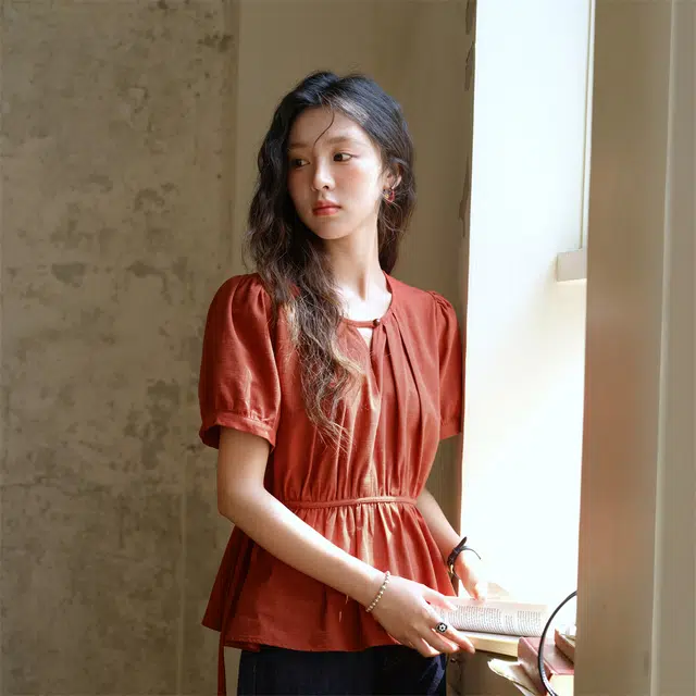 谜秀 短袖夏季收腰纯色常规圆领法式衬衫 女款