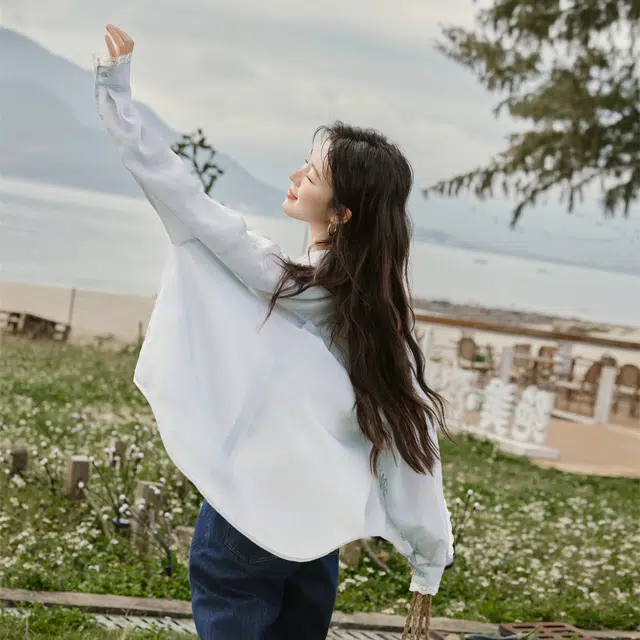 谜秀 宽松设计感蕾丝拼接长袖衬衫 女款 蓝色