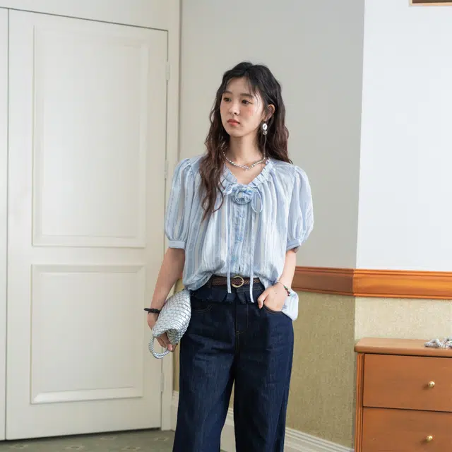 谜秀 蓝色条纹立体玫瑰泡泡袖短袖花边领法式衬衫 女款