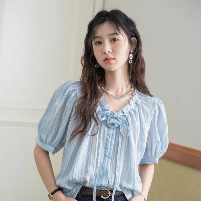 谜秀 蓝色条纹立体玫瑰泡泡袖短袖花边领法式衬衫 女款
