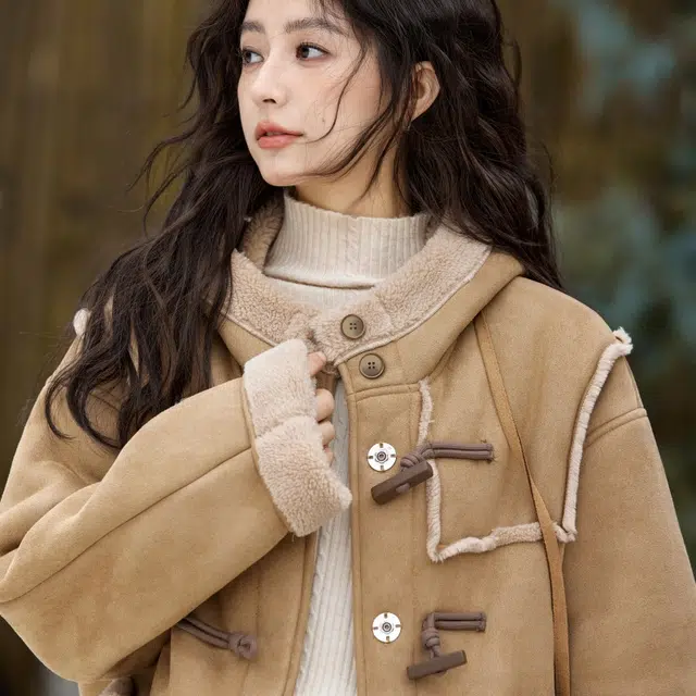 谜秀 百搭保暖防风复古高级感加厚连帽牛角扣皮毛一体棉服 女款 卡其