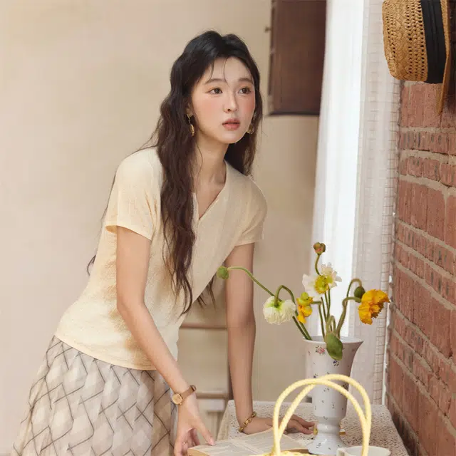 谜秀 扭结设计多巴胺纽扣显瘦纯色短袖通勤开衫针织衫 女款