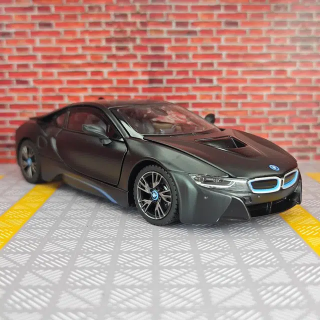 BABYS 1ST x BMW i8