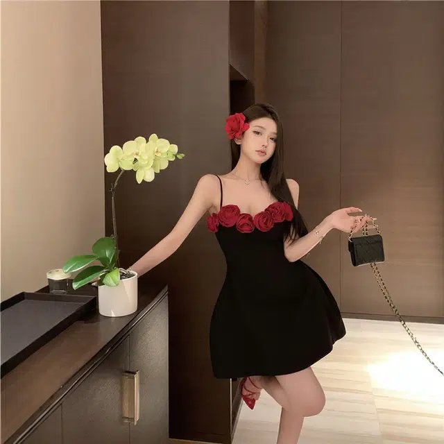 格子苔 立体花朵性感女夏季法式显瘦短裙小众收腰蓬蓬裙子吊带连衣裙 女款
