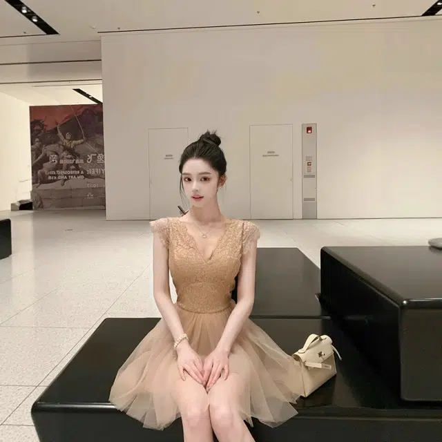 格子苔 【轻纱曼舞】蕾丝拼接网纱设计收腰显瘦无袖连衣裙 女款