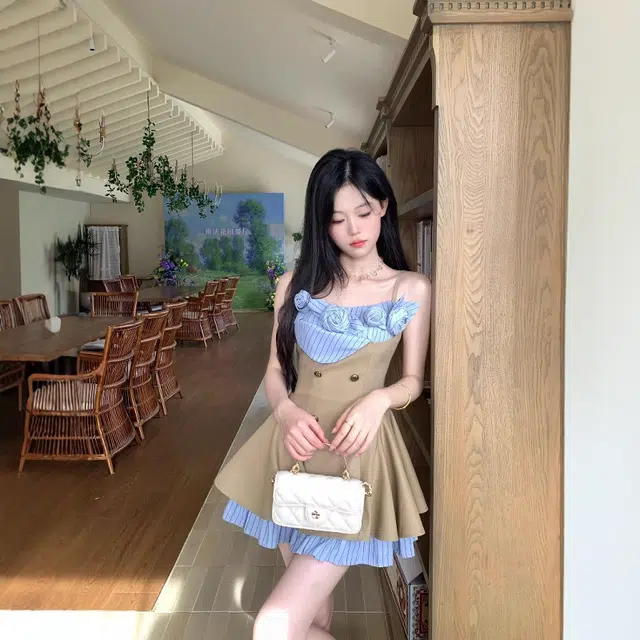 格子苔 松褐苍兰 小众设计拼接感立体花朵收腰双层摆吊带连衣裙 女款