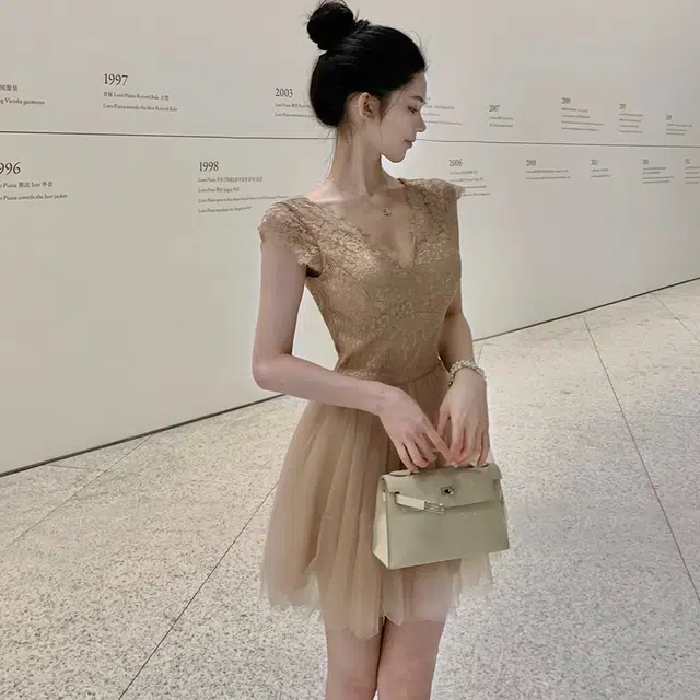 格子苔 【轻纱曼舞】蕾丝拼接网纱设计收腰显瘦无袖连衣裙 女款