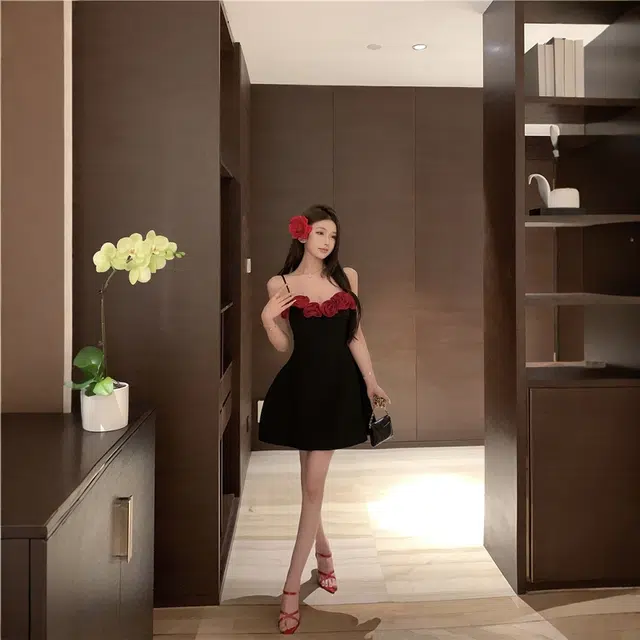 格子苔 立体花朵性感女夏季法式显瘦短裙小众收腰蓬蓬裙子吊带连衣裙 女款
