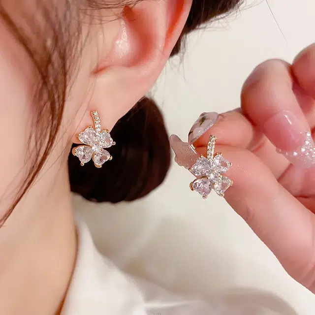 澜耀 幸运四叶草花朵耳饰 新中式小众设计创意百搭 休闲小清新 铜 耳钉 女款