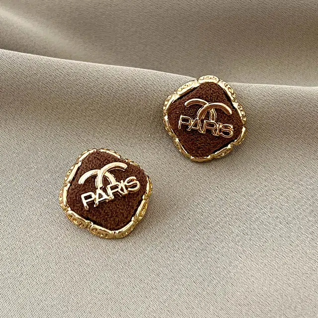 澜耀 棕韵 小香风咖色字母 精致小巧气质高级感 合金 耳钉 女款