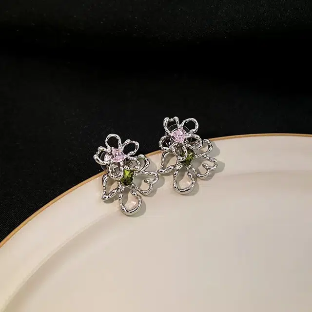 澜耀 褶皱镂空花朵 百搭设计精致小众素款甜美耳饰 合金 耳环 女款