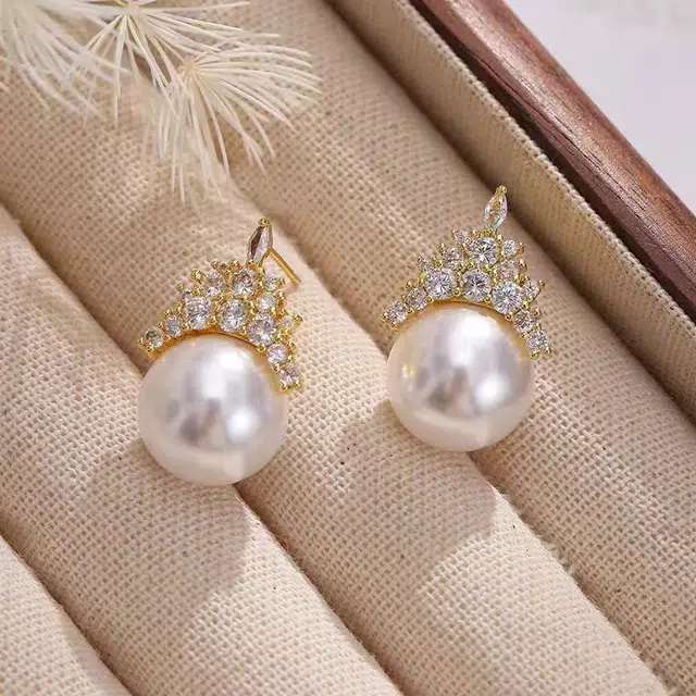 澜耀 白色珠珠高级感微镶气质耳坠 精致皇冠时尚耳饰 铜合金 耳环 女款