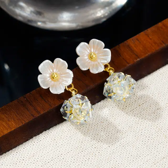 澜耀  花朵吊坠 时尚百搭轻奢风清新高级感耳饰 合金 耳环 女款