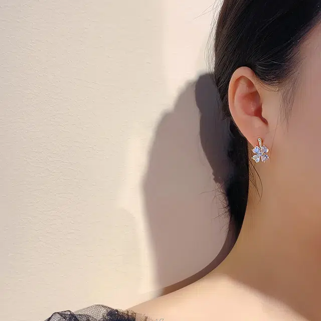 澜耀 幸运四叶草花朵耳饰 新中式小众设计创意百搭 休闲小清新 铜 耳钉 女款