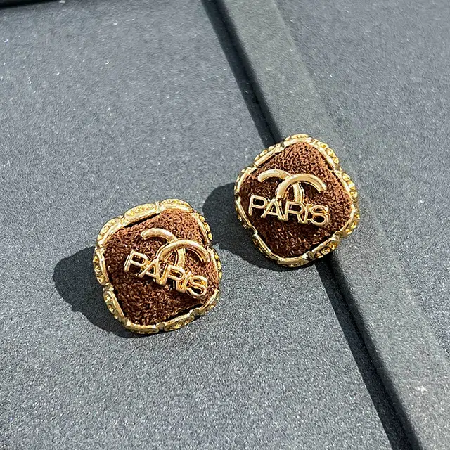 澜耀 棕韵 小香风咖色字母 精致小巧气质高级感 合金 耳钉 女款