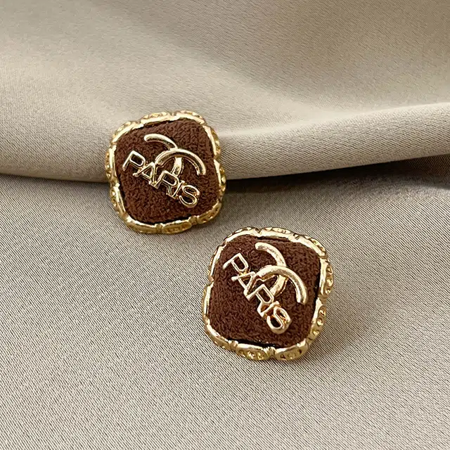 澜耀 棕韵 小香风咖色字母 精致小巧气质高级感 合金 耳钉 女款