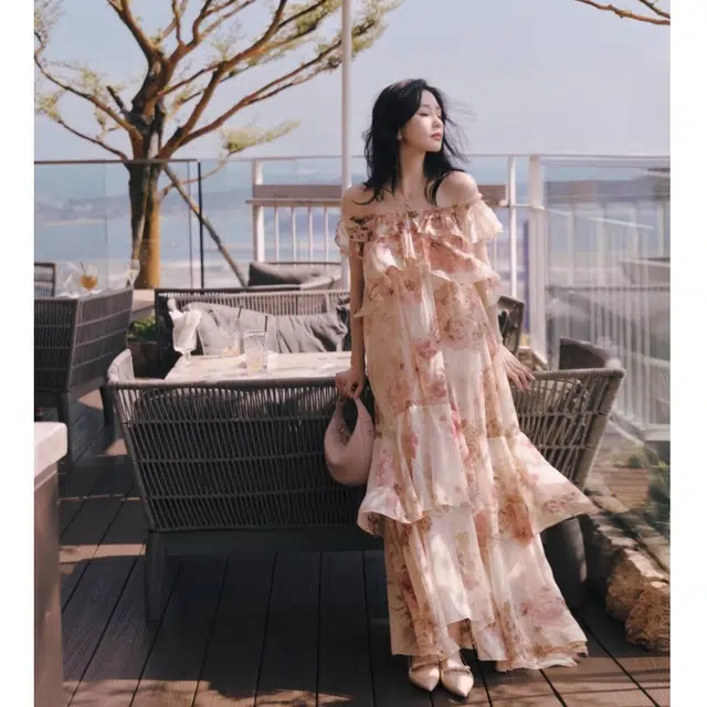 小菊川栗 学院风时尚休闲潮流甜辣穿搭夏季法式碎花一字露肩裙女夏气质荷叶边飘逸度假长裙子连衣裙 女款