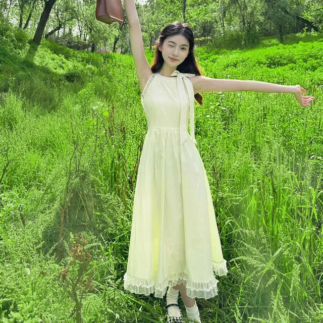 小菊川栗 法式浪漫夏季海边度假风名媛沙滩仙气长裙无袖连衣裙 女款 杏色