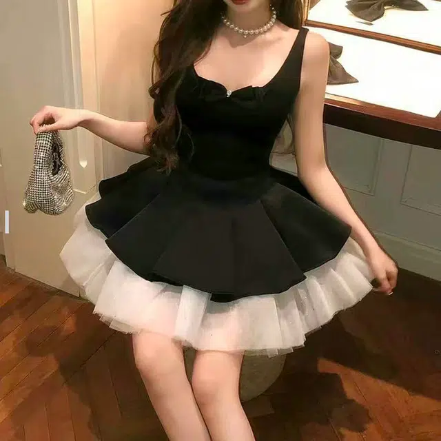 小菊川栗 学院风时尚休闲潮流甜辣穿搭公主风气质收腰网纱撞色蓬蓬裙黑色吊带连衣裙 女款