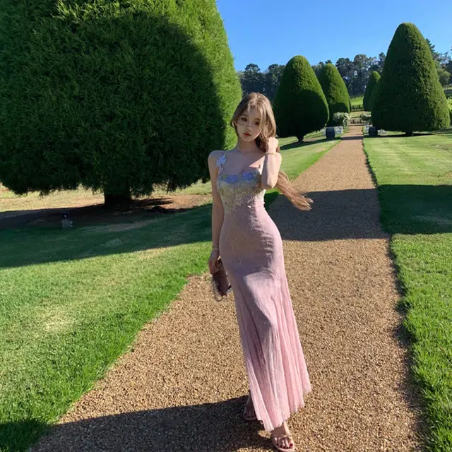 小菊川栗 法式纯欲蕾丝子女设计感收腰修身鱼尾包臀长裙吊带连衣裙 女款