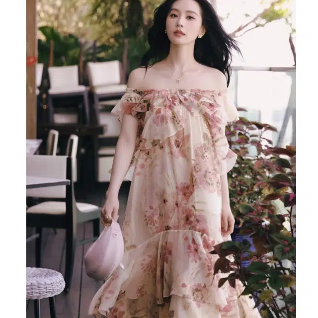 小菊川栗 学院风时尚休闲潮流甜辣穿搭夏季法式碎花一字露肩裙女夏气质荷叶边飘逸度假长裙子连衣裙 女款
