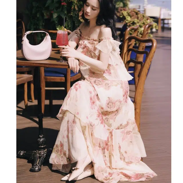 小菊川栗 学院风时尚休闲潮流甜辣穿搭夏季法式碎花一字露肩裙女夏气质荷叶边飘逸度假长裙子连衣裙 女款