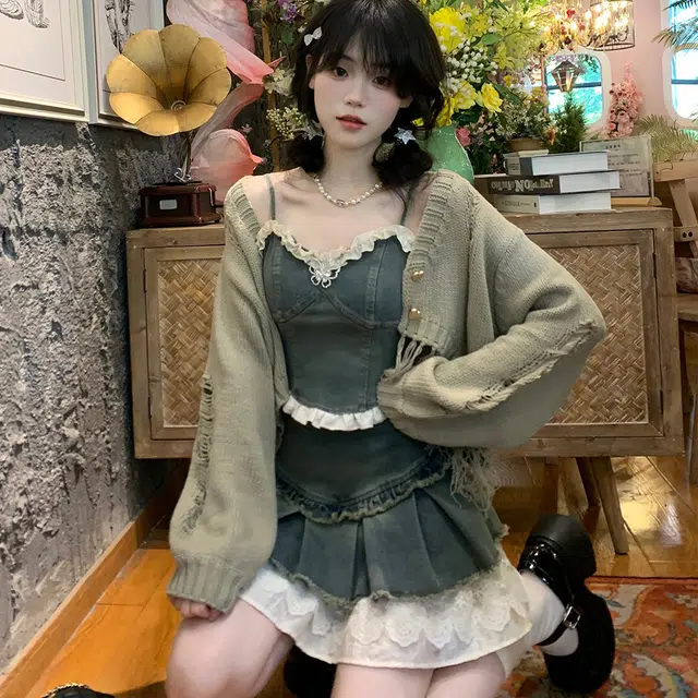小菊川栗 学院风时尚休闲潮流甜辣穿搭绘漫甜酷辣妹风牛仔花边吊带上衣剪花拼接半裙裙装套装 女款