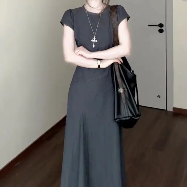 小菊川栗 法式高级感巨好看收腰长裙短袖连衣裙 女款