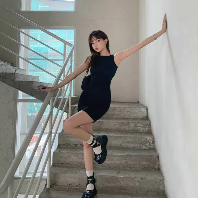 小菊川栗 纯色合身圆领无袖连衣裙 女款 黑色