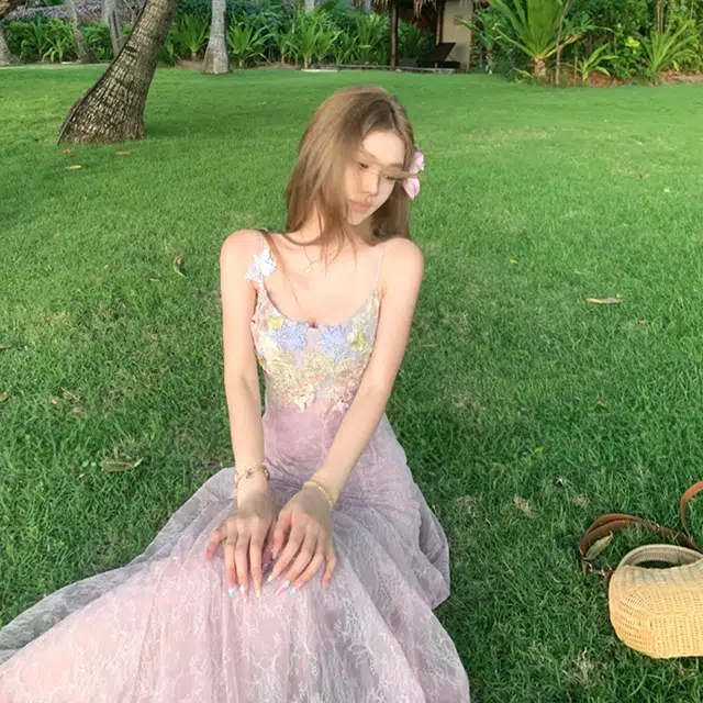 小菊川栗 法式纯欲蕾丝子女设计感收腰修身鱼尾包臀长裙吊带连衣裙 女款