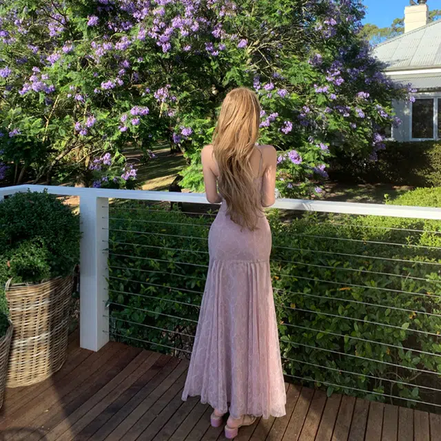 小菊川栗 法式纯欲蕾丝子女设计感收腰修身鱼尾包臀长裙吊带连衣裙 女款