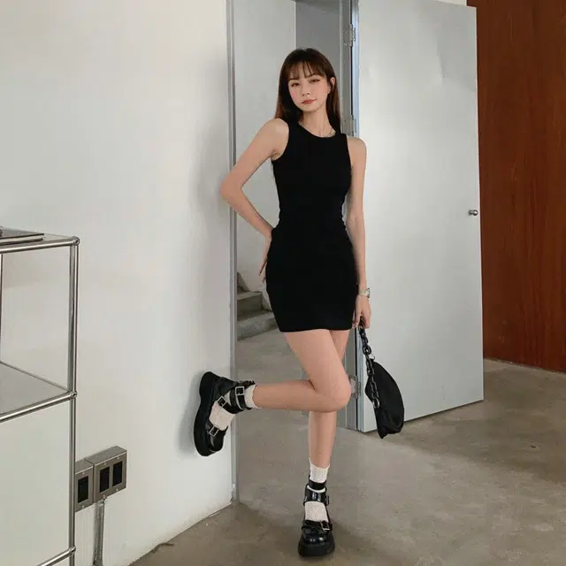 小菊川栗 纯色合身圆领无袖连衣裙 女款 黑色