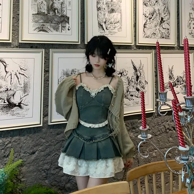 小菊川栗 学院风时尚休闲潮流甜辣穿搭绘漫甜酷辣妹风牛仔花边吊带上衣剪花拼接半裙裙装套装 女款