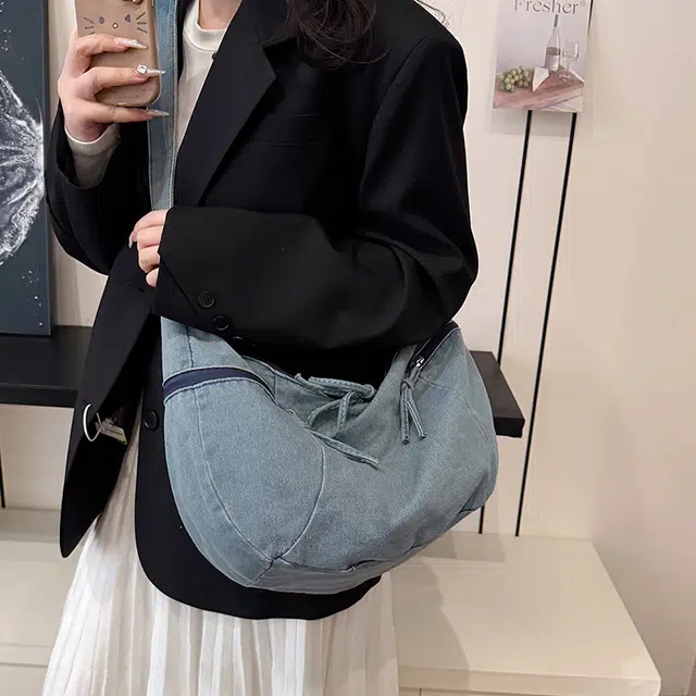 雅鹿 休闲复古慵懒风水洗做旧牛仔饺子包女大容量小众时尚百搭大学生上课通勤托特包 帆布 斜挎包单肩包 常规 女款 深蓝/浅蓝/黑色