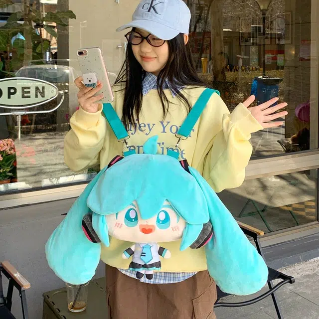 雅鹿 卡通可爱初音未来人物娃偶大容量大头玩偶简约小众不撞款二次元百搭出行旅游背包 毛绒 双肩包 女款 蓝色