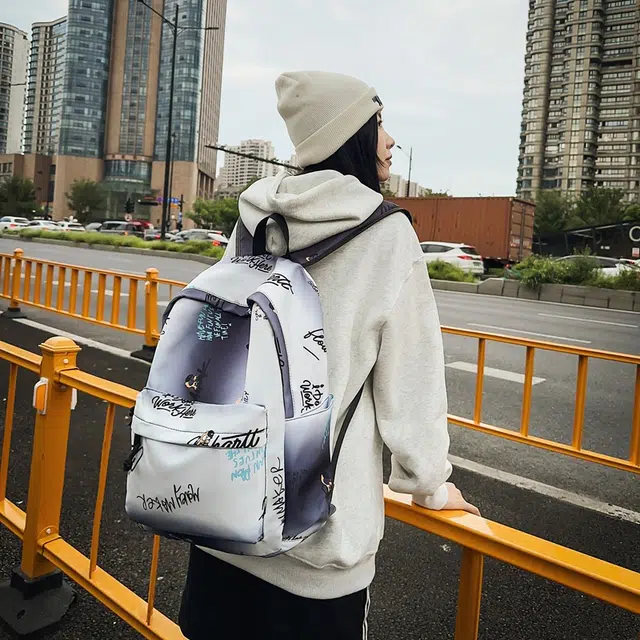 雅鹿 日韩系字母印花渐变色百搭 尼龙 双肩包 常规 男女同款情侣款 白色/米白/蓝色
