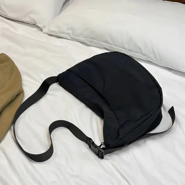 雅鹿 轻便休闲运动百搭 尼龙 饺子包单肩斜挎包 女款 黑色/灰色/蓝色