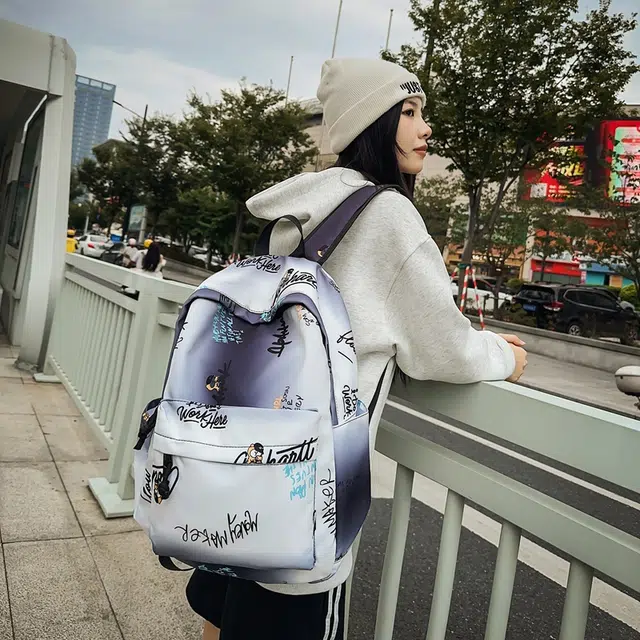 雅鹿 日韩系字母印花渐变色百搭 尼龙 双肩包 常规 男女同款情侣款 白色/米白/蓝色
