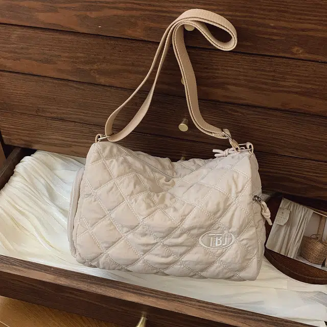 雅鹿 小众设计秋冬潮休闲百搭菱格 布 斜挎包 女款 米白色/黑色/卡其色